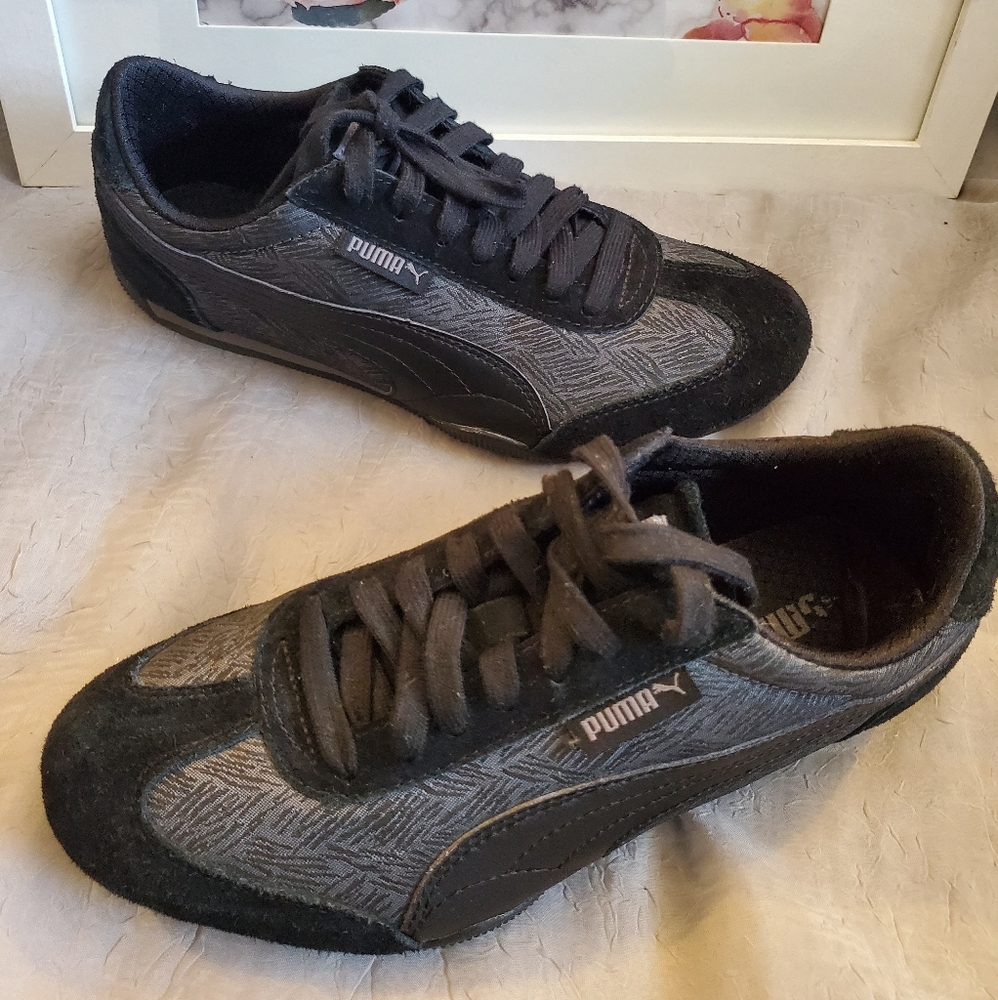 Black/Suede patterned Pumas
